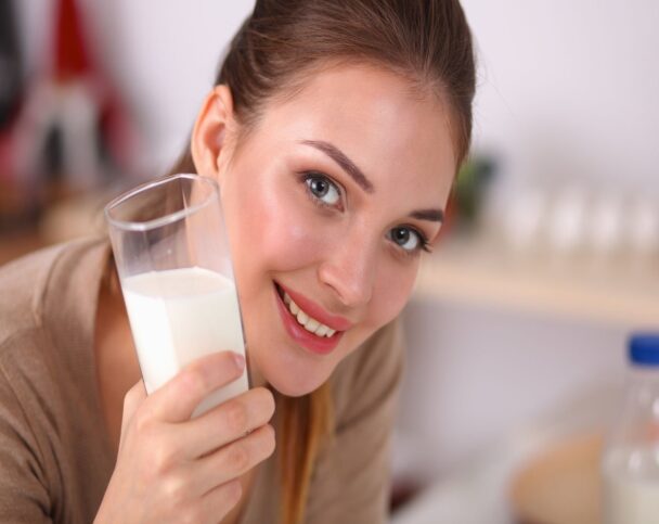 Девушка со стаканом молока