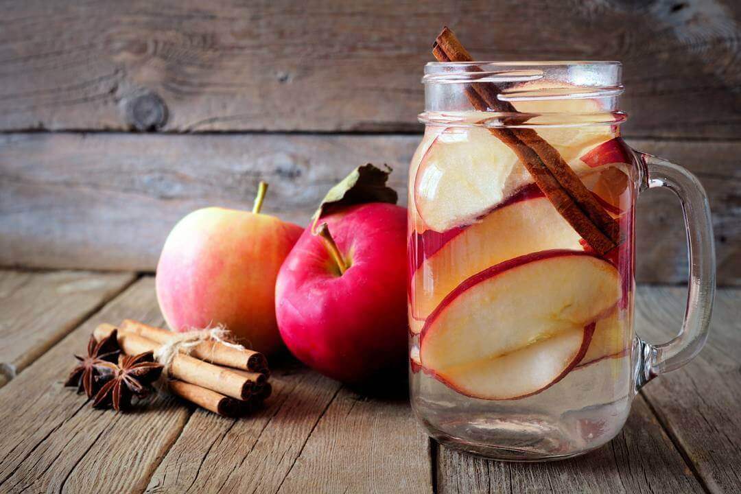Яблочная вода с медом и корицей 