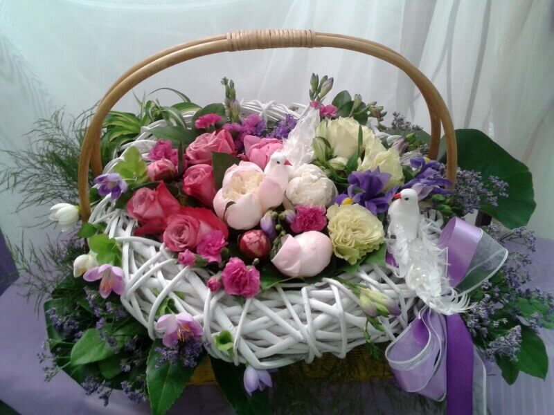цветы на свадьбу в корзине