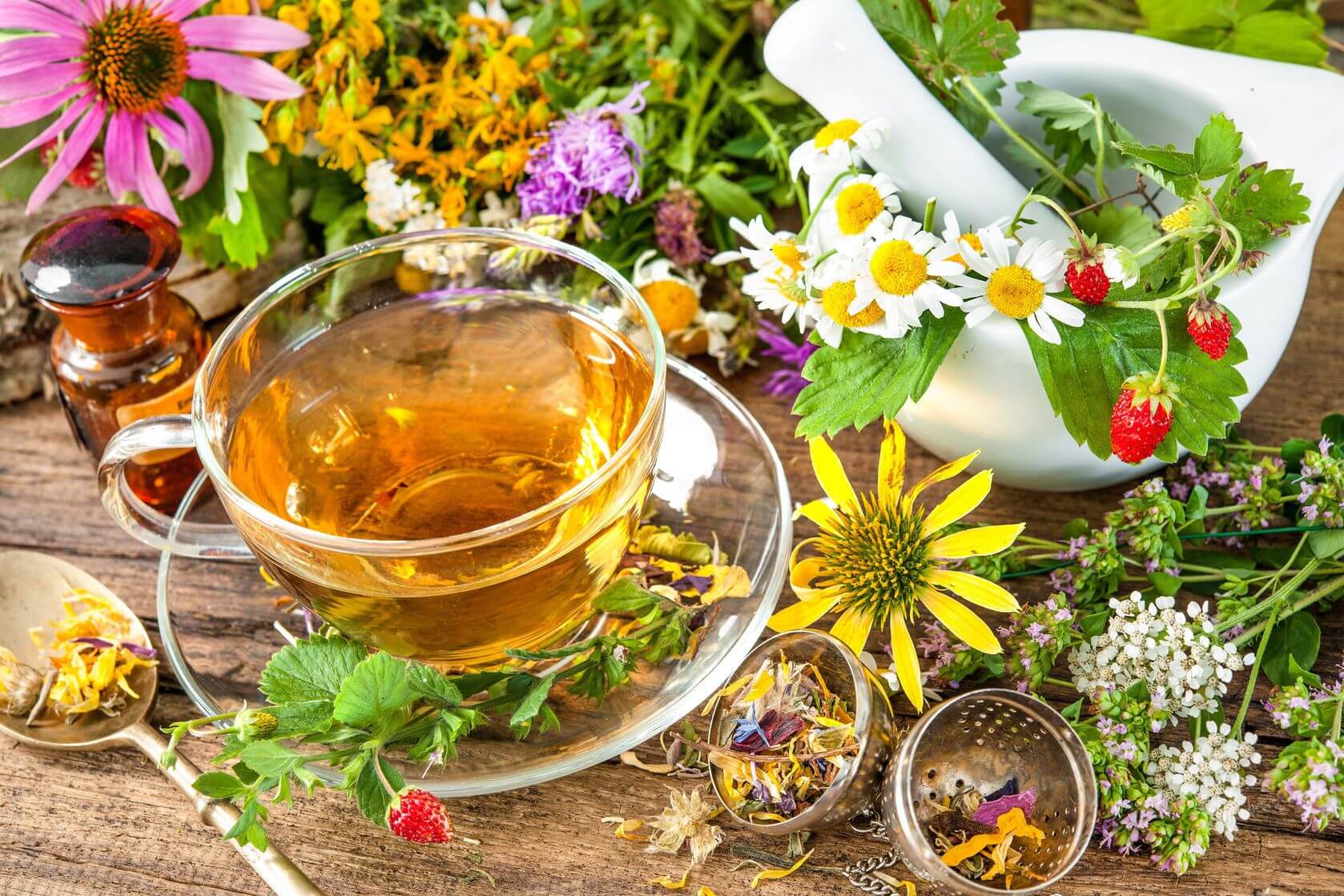 Травяной чай. Отвар из трав. Чай из лекарственных растений. Фитотерапия лечение травами.